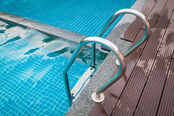 istock Stairs of the empty swimming pool. 1002656344
