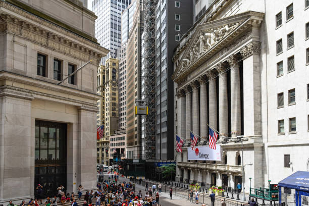 new york stock exchange building in wall street in financial dis - wall street new york stock exchange street new york city imagens e fotografias de stock