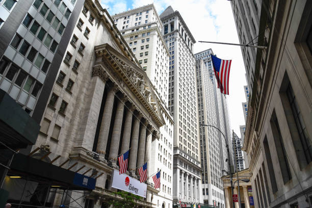 vista de ângulo baixo do novo stock stock exchange edifício em nova york - wall street new york city street bank - fotografias e filmes do acervo