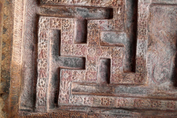 kamienne płaskorzeźby zdobienia ścian i sufitów starożytnych indyjskich świątyń - swastyka hinduska zdjęcia i obrazy z banku zdjęć