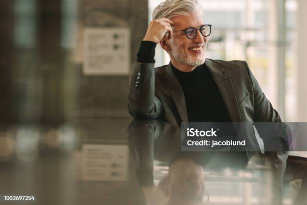 Entspannen Im Café Senior Businessmann Stockfoto und mehr Bilder von Alter Erwachsener - Alter Erwachsener, Café, Lächeln