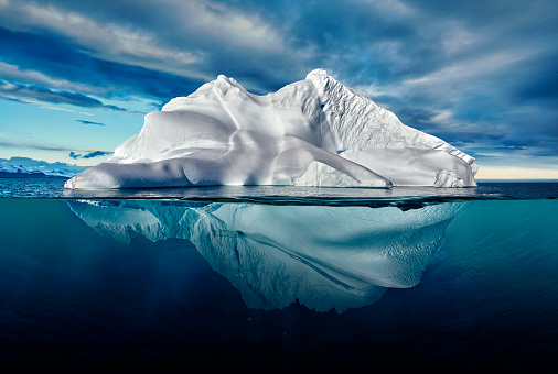 iceberg con sobre y bajo el agua vista tomado en Groenlandia. photo