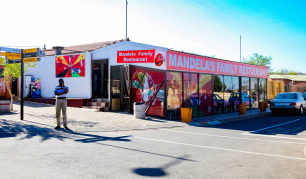ресторан возле дома нельсона манделы на улице вилакази соуэто - nelson mandela стоковые фото и изображения