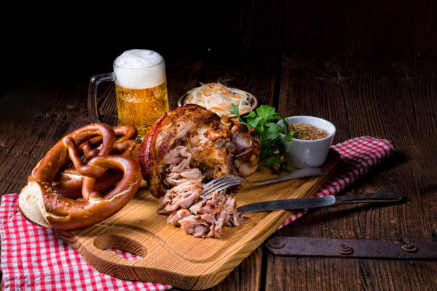 frische schweinshaxe vorbereitet für oktoberfest - pork hock stock-fotos und bilder