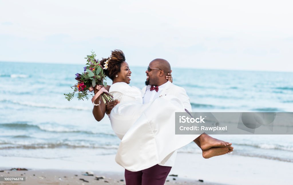 Coppia afroamericana che si sposa in spiaggia - Foto stock royalty-free di Matrimonio