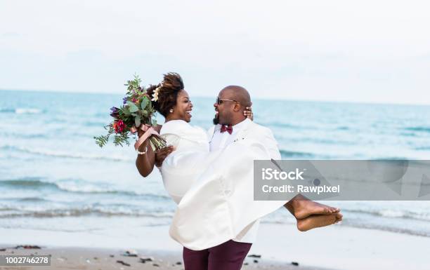 Coppia Afroamericana Che Si Sposa In Spiaggia - Fotografie stock e altre immagini di Matrimonio - Matrimonio, Relazione di coppia, Etnia nera