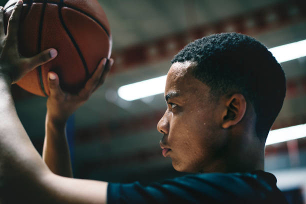 adolescente americano africano concentrado en jugar al baloncesto - basketball sport basketball player athlete fotografías e imágenes de stock