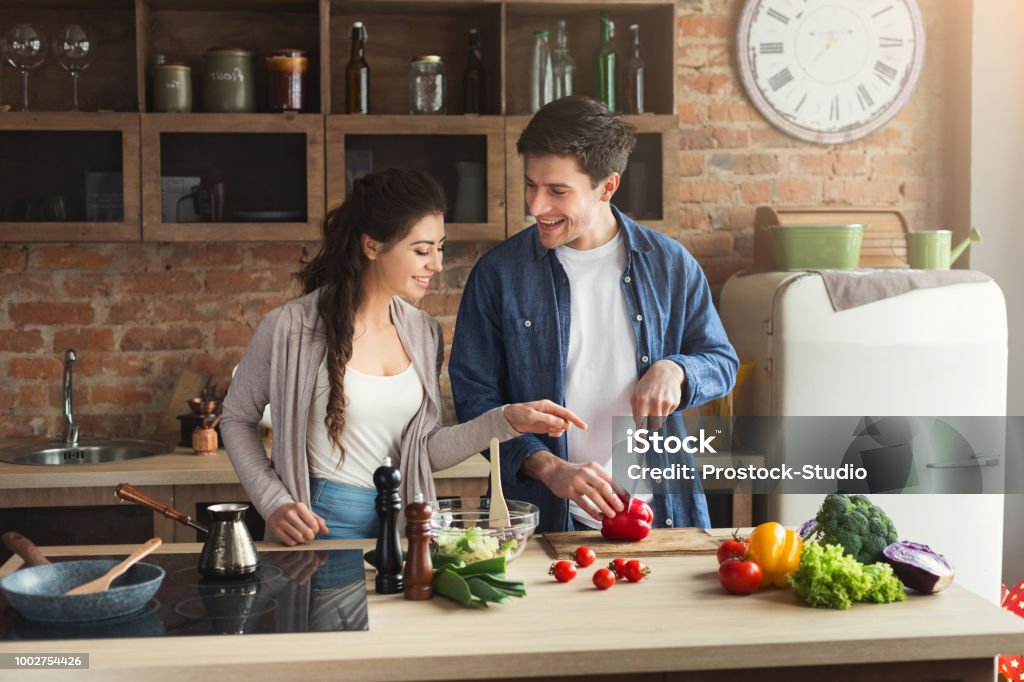 Buona coppia cucina cena insieme - Foto stock royalty-free di Cucinare