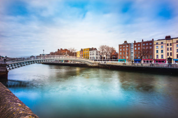 ha'penny bridge dublin - liffey river imagens e fotografias de stock