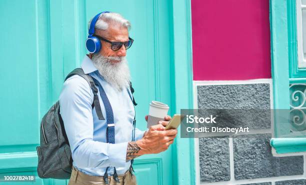 Trendiga Senior Mannen Med Musik Smartphone App Och Dricka Kaffe I Downtown Center Utomhus Mogen Mode Man Ha Kul Med Nya Trender Teknik Tech Och Glada Äldre Livsstilskoncept-foton och fler bilder på Pensionär