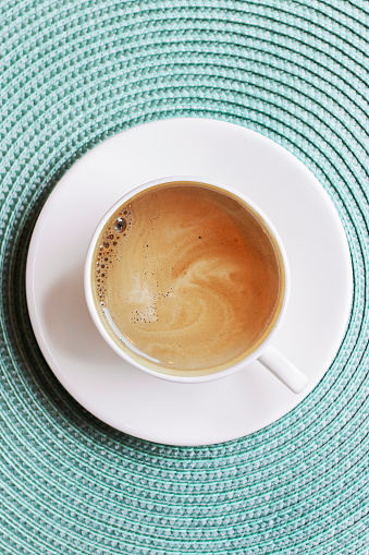 Composición de la vista superior con taza de café sobre el mantel photo