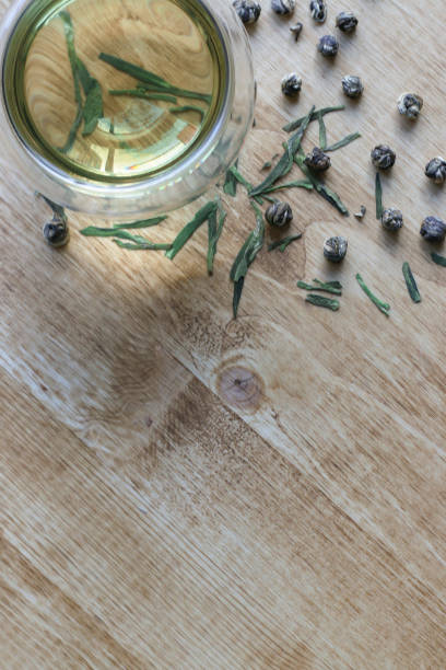 Płaski lay filiżanki i zielonej herbaty z liśćmi, rolki na wood back – zdjęcie