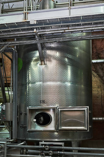 винные чаны из нержавеющей стали подряд внутри винодельни - winery contemporary sparse fermenting стоковые фото и изображения