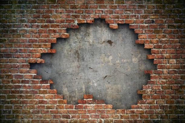 vecchio muro di mattoni rossi sfondo danneggiato - brick wall old brick wall foto e immagini stock
