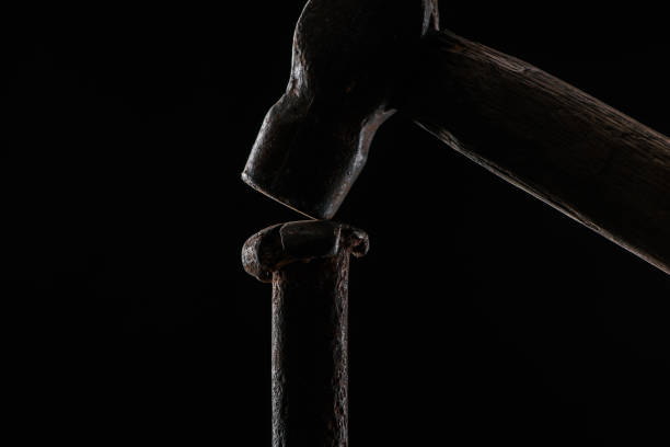 vista ravvicinata di martello vintage e chiodo isolato su nero - wood rustic close up nail foto e immagini stock