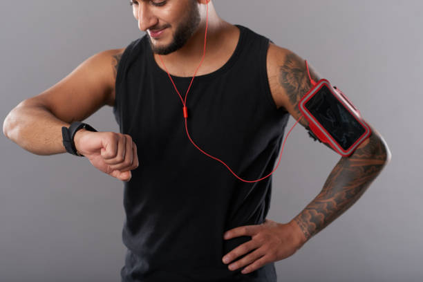 istock Sportsman with phone and smartwatch 1002828244