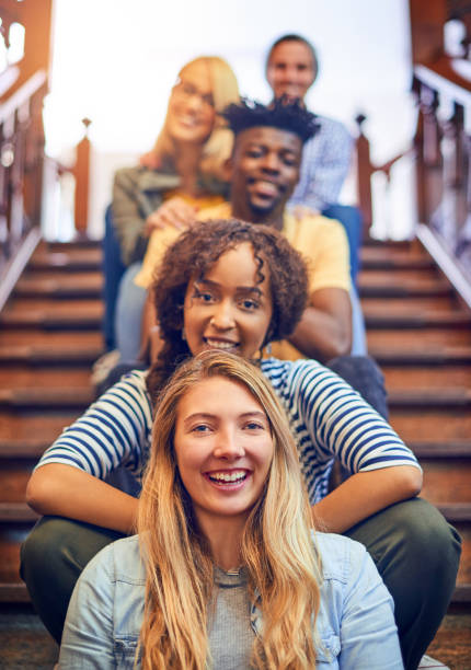 tudo sobre a jornada de um futuro melhor - people in a row group of people in a row togetherness - fotografias e filmes do acervo