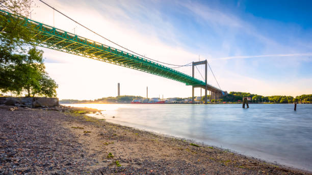 the landmark of gothenburg bridge - old crane blue sky imagens e fotografias de stock