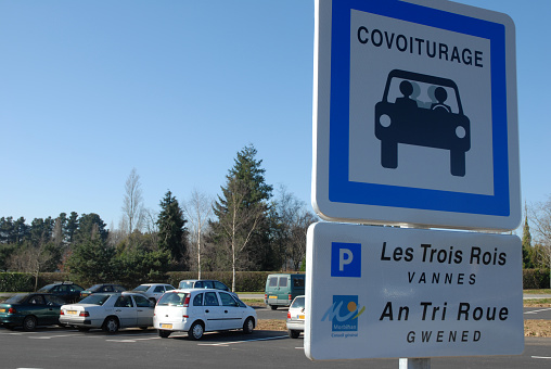 sign indicating a carpooling area