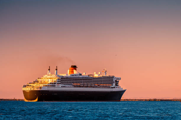 rainha mary 2 ao pôr do sol em port adelaide - queen mary 2 - fotografias e filmes do acervo