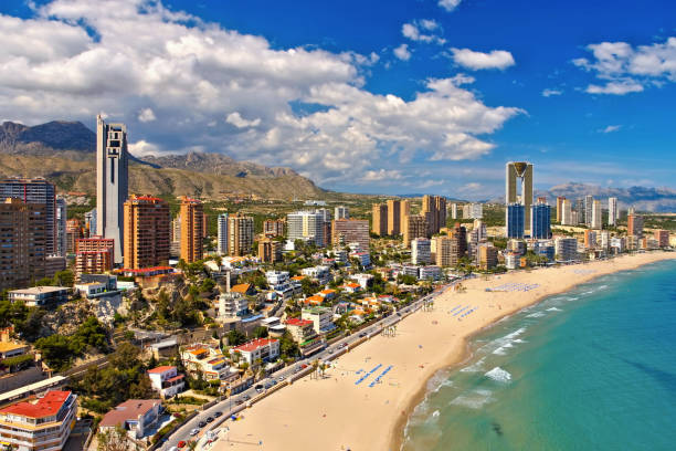 grattacieli sul lungomare e spiaggia a benidorm, spagna - alicante costa blanca foto e immagini stock