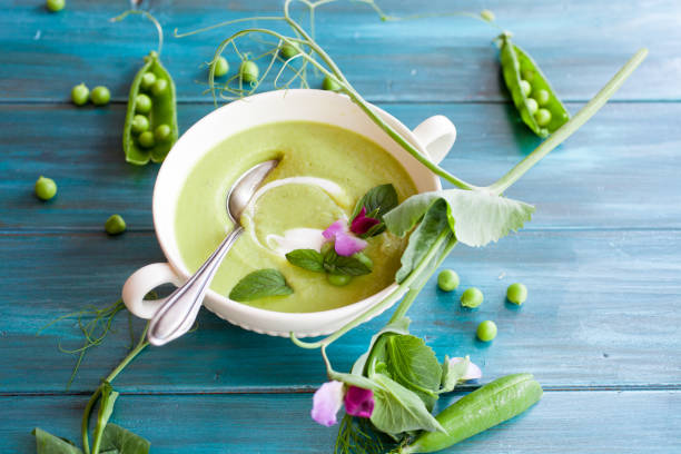 гороховый суп - vegan pea soup стоковые фото и изображения