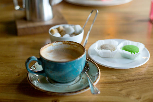 istock Cup of cappuccino, restaurant. Horizontal view 1002883842