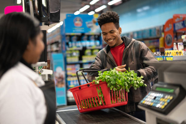 顧客とスーパー マーケットでのチェック アウトでレジ係 - customer african descent consumerism shopping ストックフォトと画像