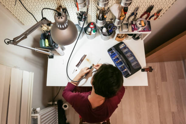 amateur travaillant dans l’atelier de la maison - inventor photos et images de collection