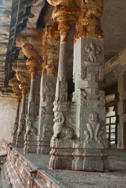 claustros de pilares ou prakara no segundo pátio, virupaksha temple, hampi, karnataka, índia. centro sagrado. - pillared - fotografias e filmes do acervo
