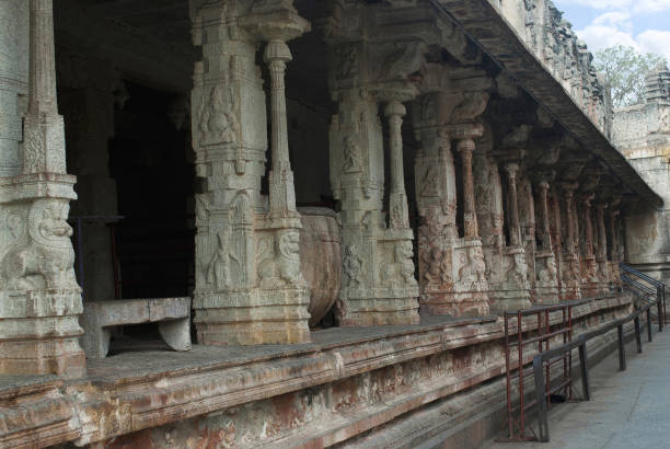 claustros de pilares ou prakara no segundo pátio, virupaksha temple, hampi, karnataka, índia. - pillared - fotografias e filmes do acervo