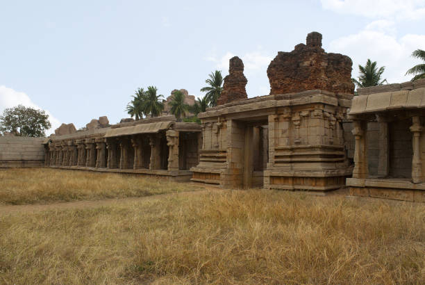 pilares esculpidos de pátio interno, claustros ou pilares da varanda e a gopura leste. achyuta raya temple, hampi, karnataka, índia. - pillared - fotografias e filmes do acervo
