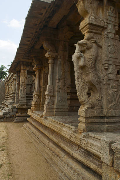 pilares esculpidos de pátio interno, claustros ou pilares da varanda e a gopura leste. achyuta raya temple, hampi - pillared - fotografias e filmes do acervo