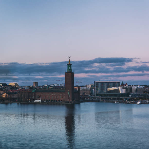 stoccolma di notte, il municipio - stockholm sweden gamla stan town square foto e immagini stock