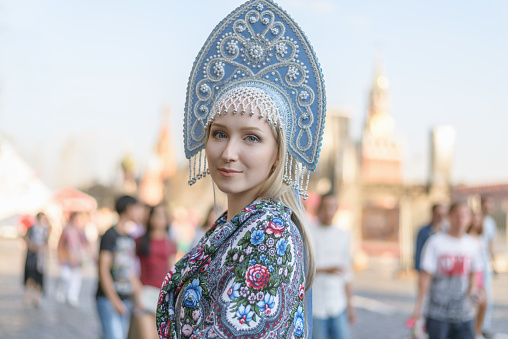 Mujer joven en kokoshnik. photo