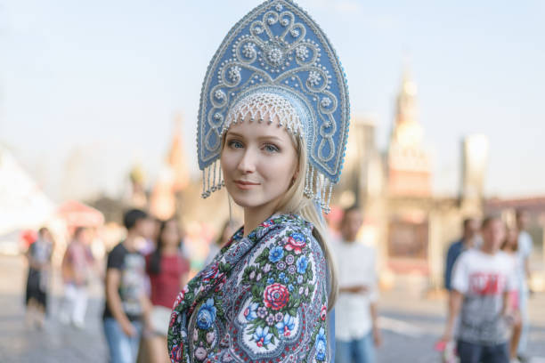 молодая женщина в кокошнике. - russian culture стоковые фото и изображения