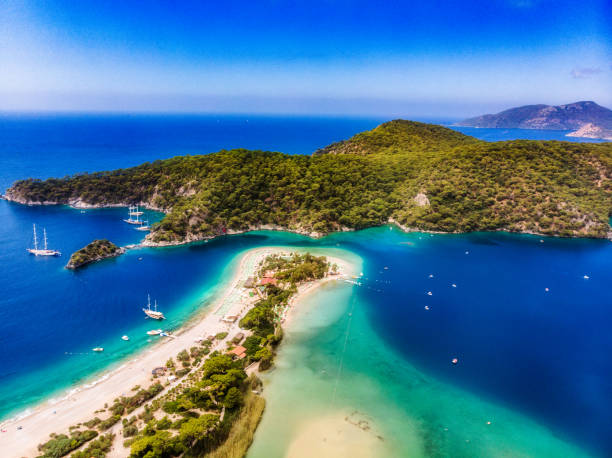 blick auf die blaue lagune, ölüdeniz, mugla, türkei - türkei stock-fotos und bilder