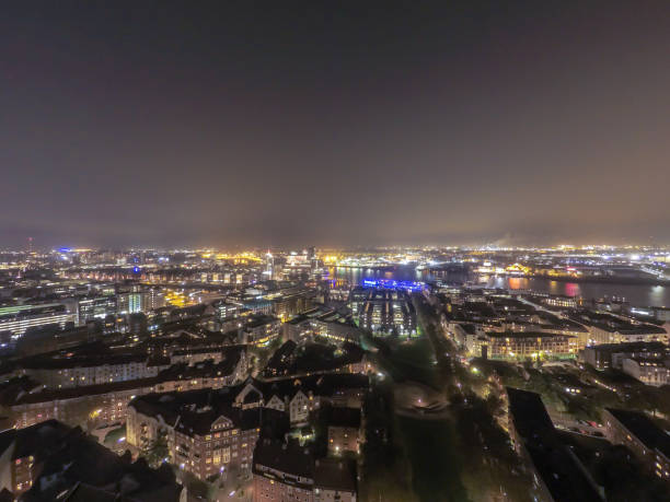 istock Night scene of Hamburg Germany 1002918304