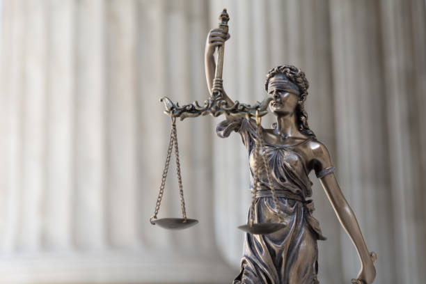 статуя правосудия фемида или justitia, с завязанными глазами богиня правосудия против ионной колоннады порядка, как правовая концепция - юстиция стоковые фото и изображения