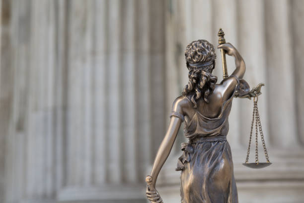 正義のテミスの法的概念としてのイオニア列柱と正義の目隠しの女神 justitia 像 - legal system column courthouse law ストックフォトと画像