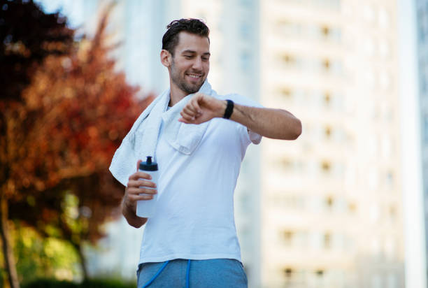 istock Young sportsman looking at the watch 1002933848