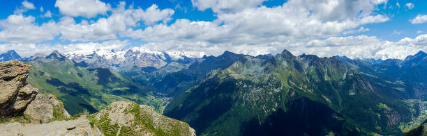 istock Beautiful and relaxing north Italy mountainscape, letterbox 1002957874