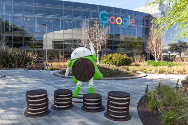 android 8.0 pomnik oreo przed budynkiem w kampusie głównej siedziby google - central unit zdjęcia i obrazy z banku zdjęć