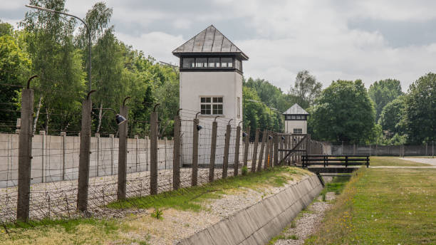 tour de guet et camp de clôture - death camp photos et images de collection