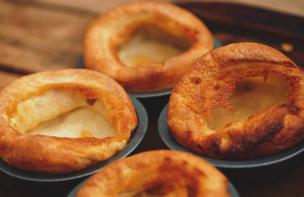 свежеприготовленные �йоркширские пудинги. - yorkshire pudding стоковые фото и изображения