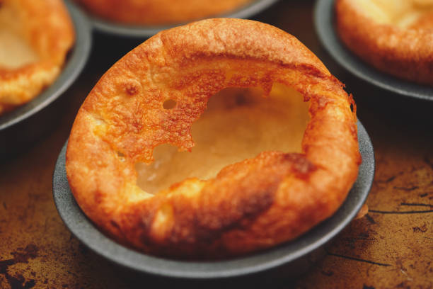 pudines de yorkshire recién cocidos. - yorkshire pudding fotografías e imágenes de stock