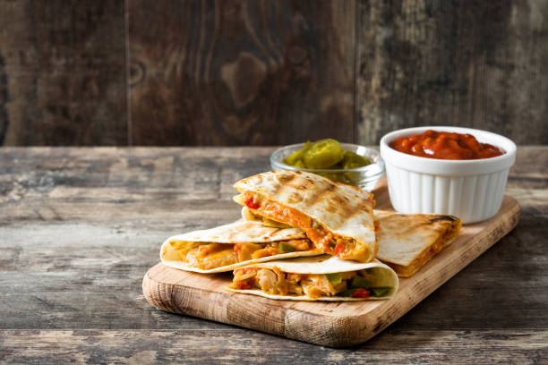 멕시코 퀘사딜라 - quesadilla chicken mexican cuisine cheese 뉴스 사진 이미지