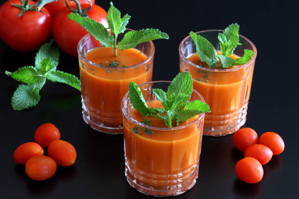 zuppa e bevanda di pomodoro gazpacho - cold tomato soup peppermint foto e immagini stock