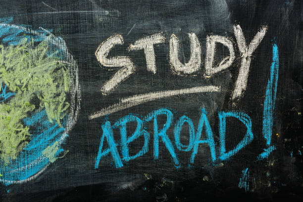 研究留学のコンセプト - travel globe student journey ストックフォトと画像