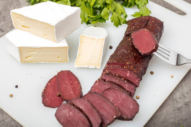 白カビと硬化肉、柔らかいチーズの 3 つの小品 - delicatessen food preserved jerky ストックフォトと画像